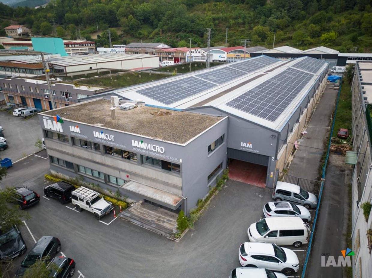 Foto nave de IAM mostrando la instalación de placas solares